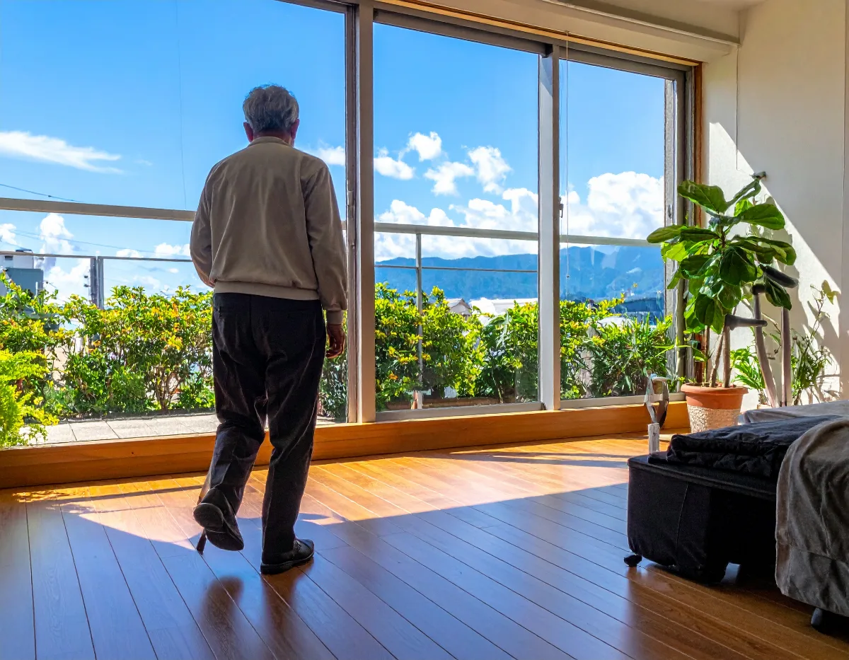 座ったままできる肩・首ストレッチの手順(たびのすけの体操の様子)